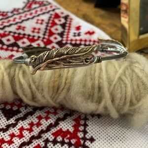 Silver toned feather wire bangle of unknown maker/artisan. 3 feathers. VGUC.